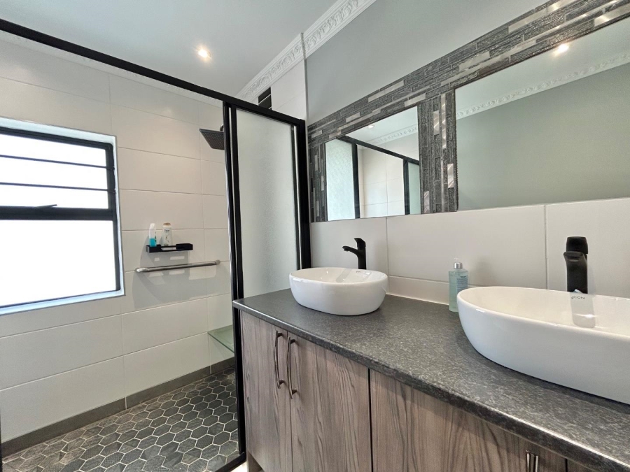 4 Bedroom Property for Sale in Wavecrest Eastern Cape